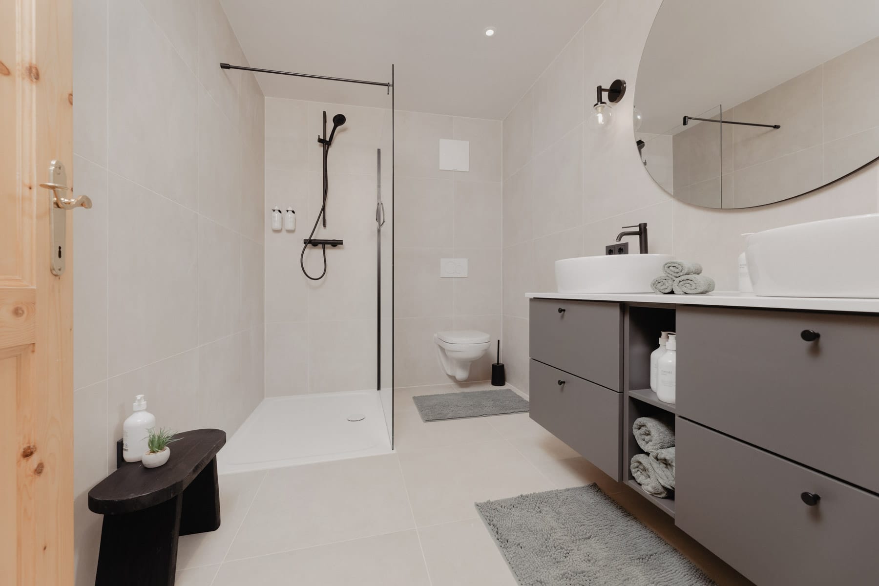 Geräumiges Badezimmer mit Dusche und Doppelwaschbecken