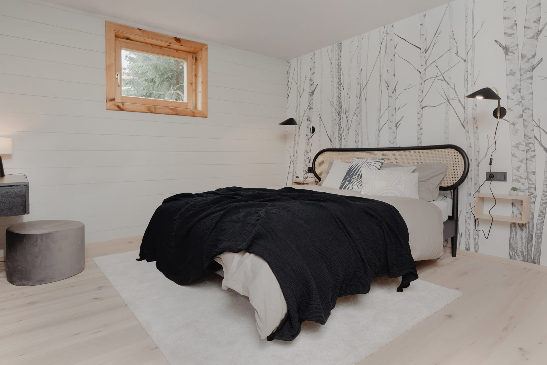 Modern eingerichtetes Schlafzimmer mit Holzdetails
