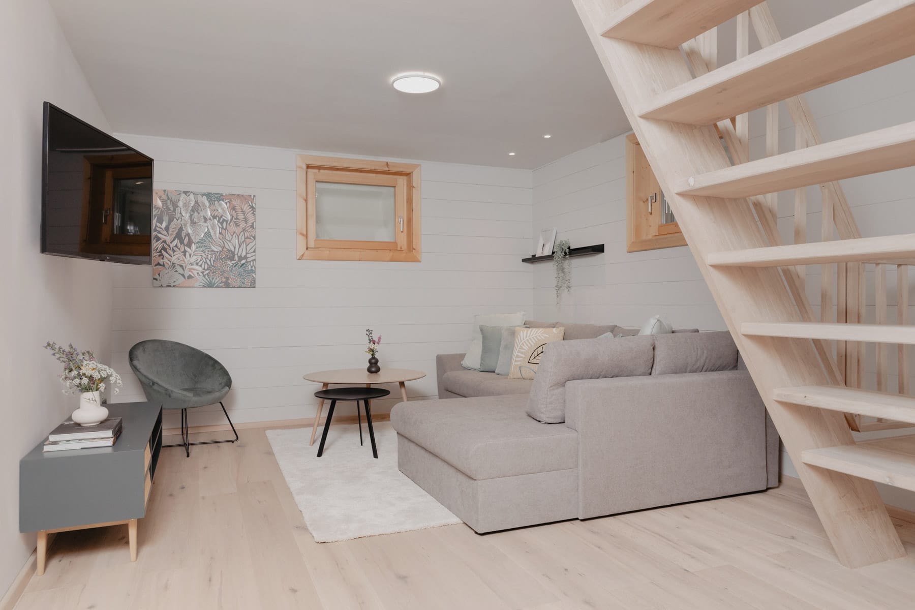 Wohnraum mit gemütlicher Couch zum Entspannen