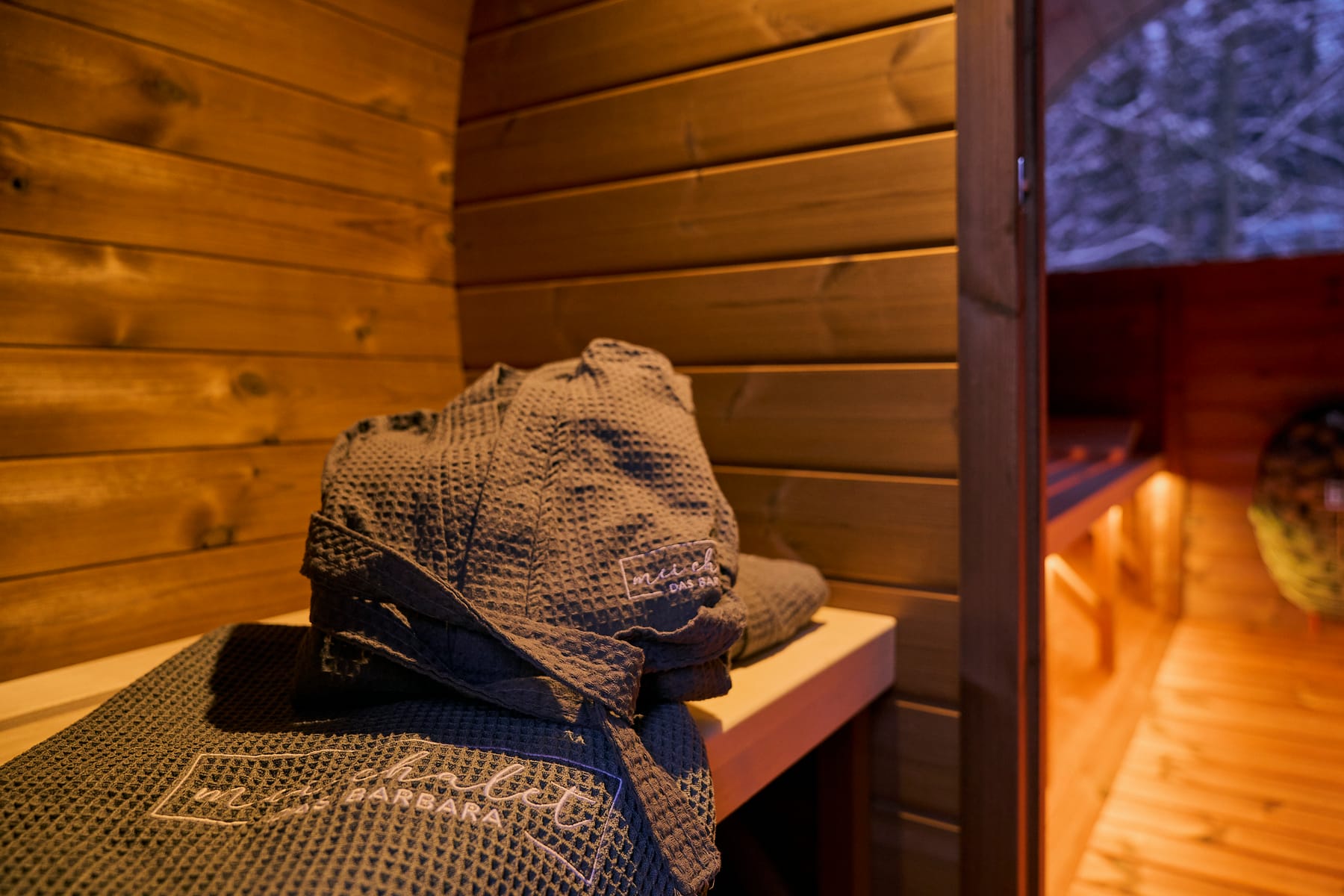 mei chalet - DAS BARBARA Blick aus der Fass-Sauna in die verschneite Winterlandschaft