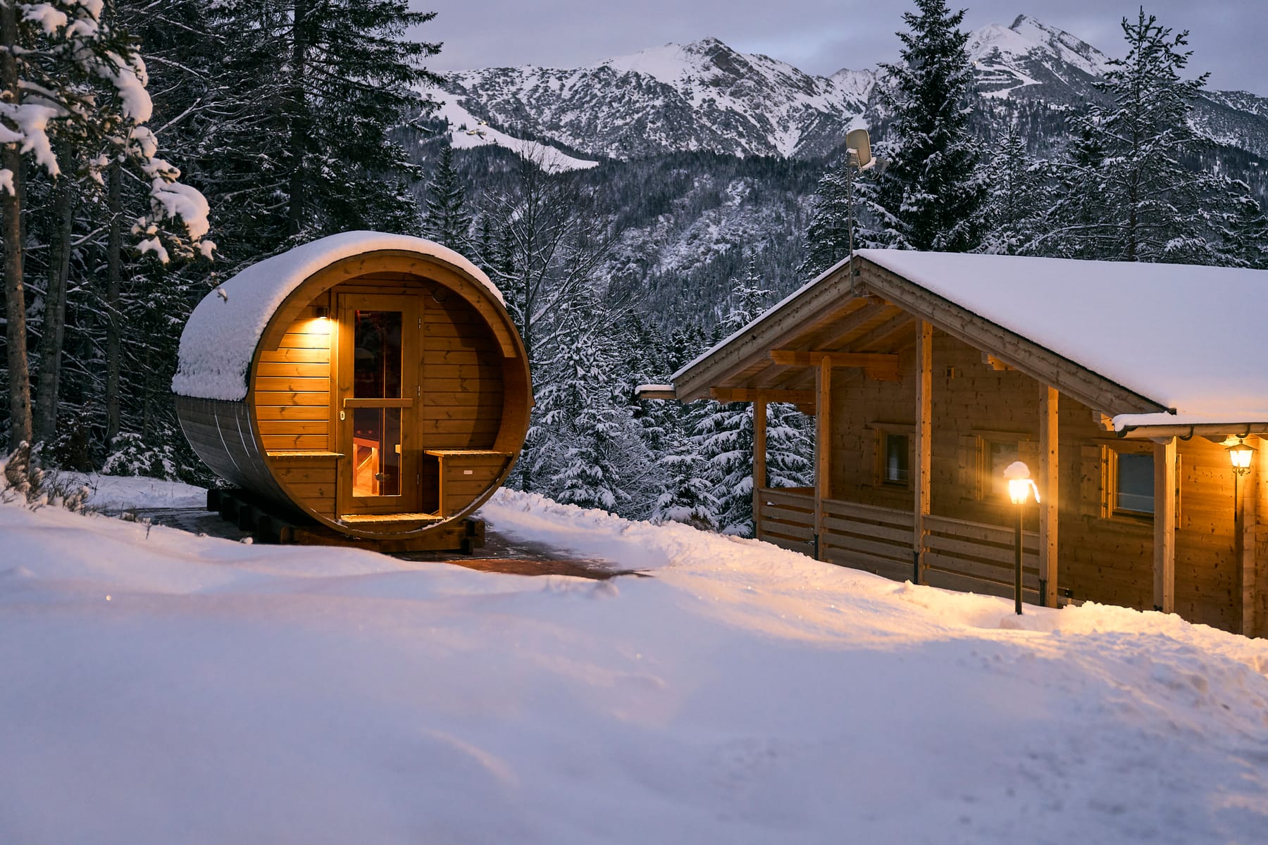 mei chalet - DAS BARBARA Die Fass-Sauna auf der Terrasse am Waldrand